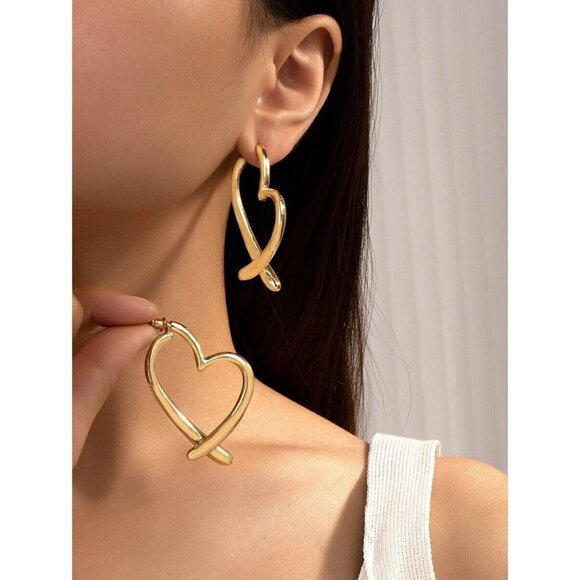 ✨ Gorgeous Gold Heart Hoop Earrings ✨ Comes with amazing gift box 🎁 - Picture 3 of 6